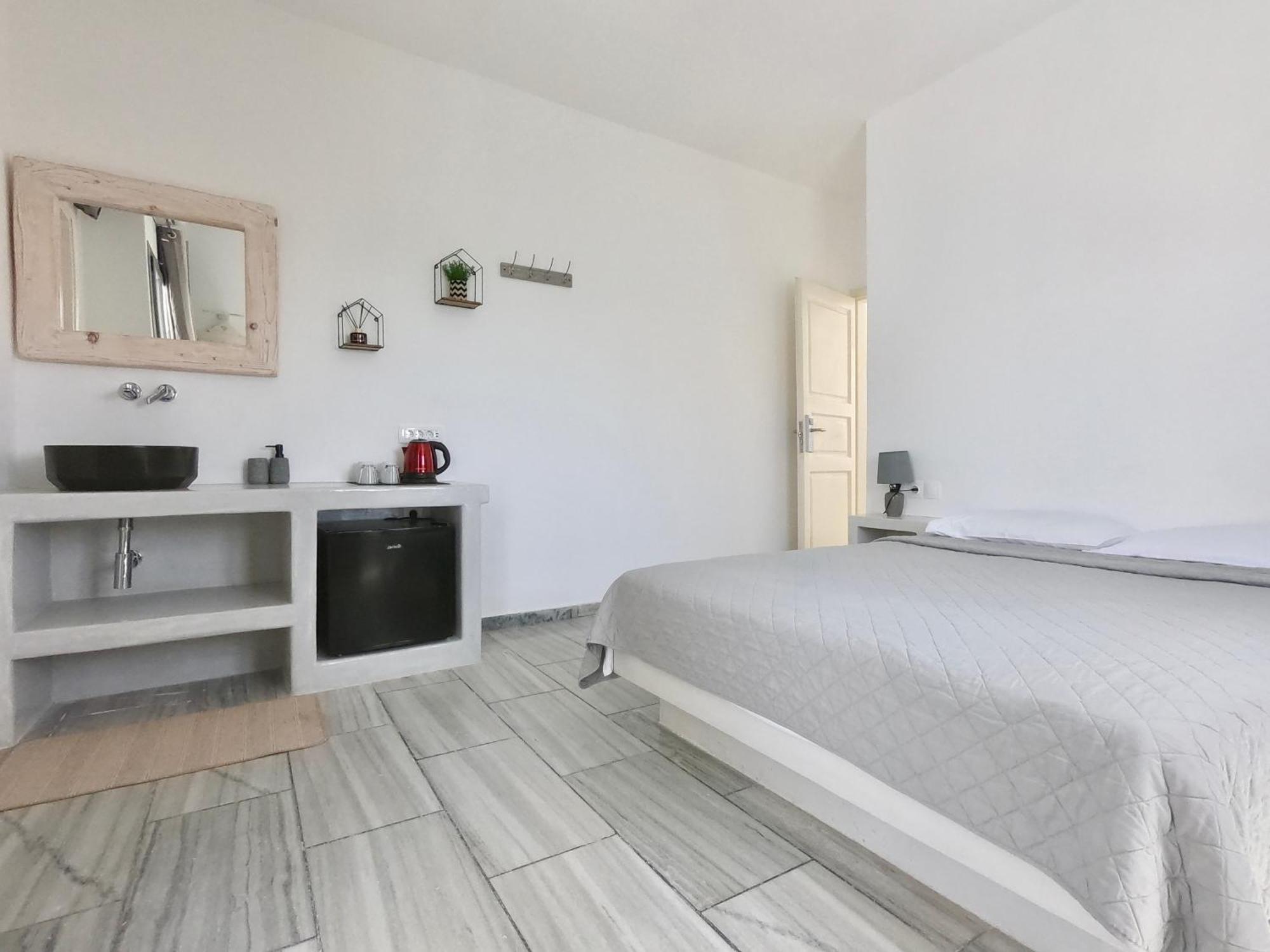 Anny & 3* Perissa (Santorini)