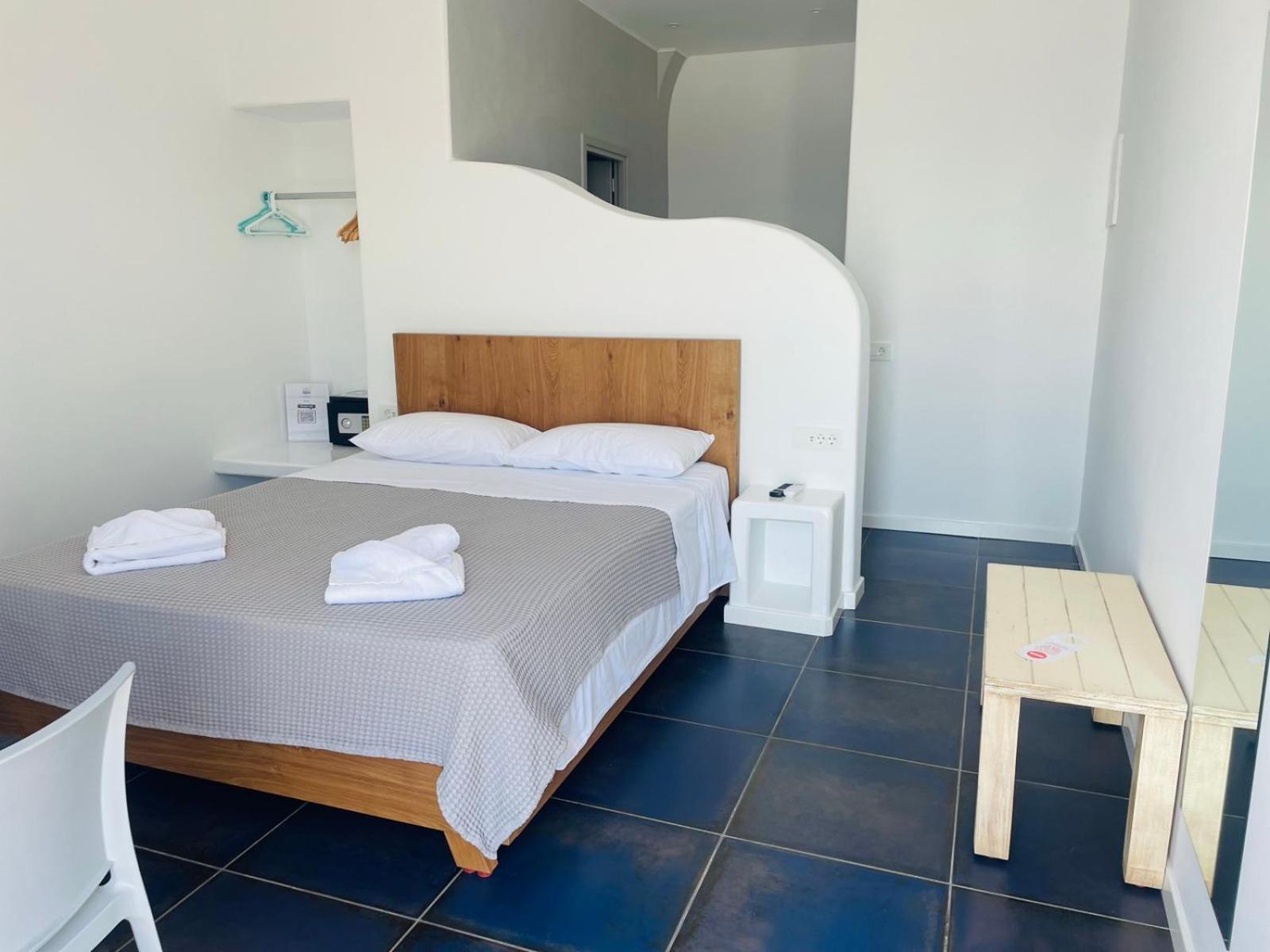Hotel Manos Small World 3*