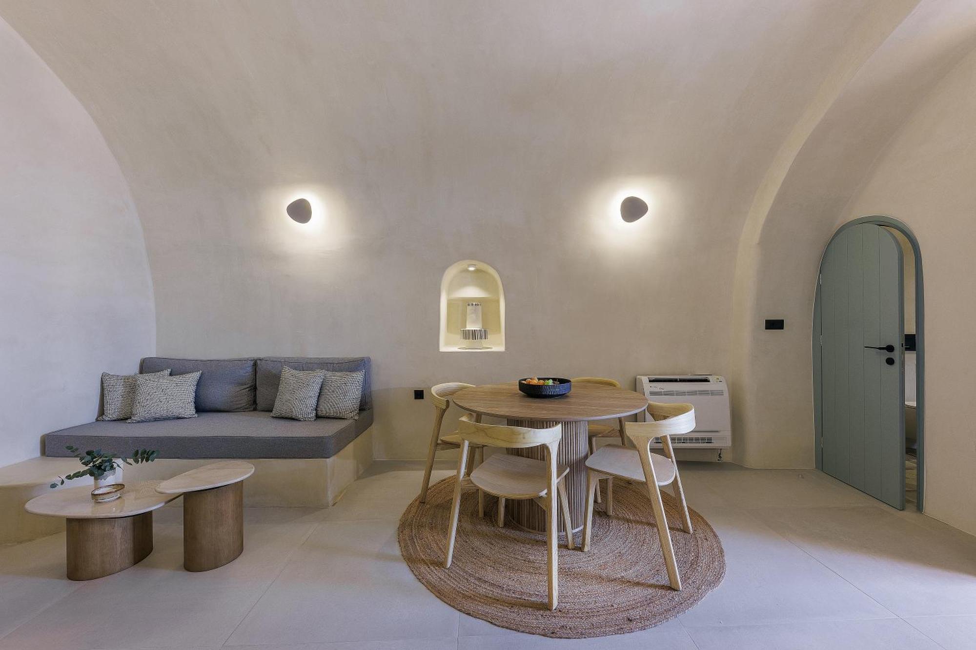 Annouso With Hot Tub By Caldera Oia (Santorini)