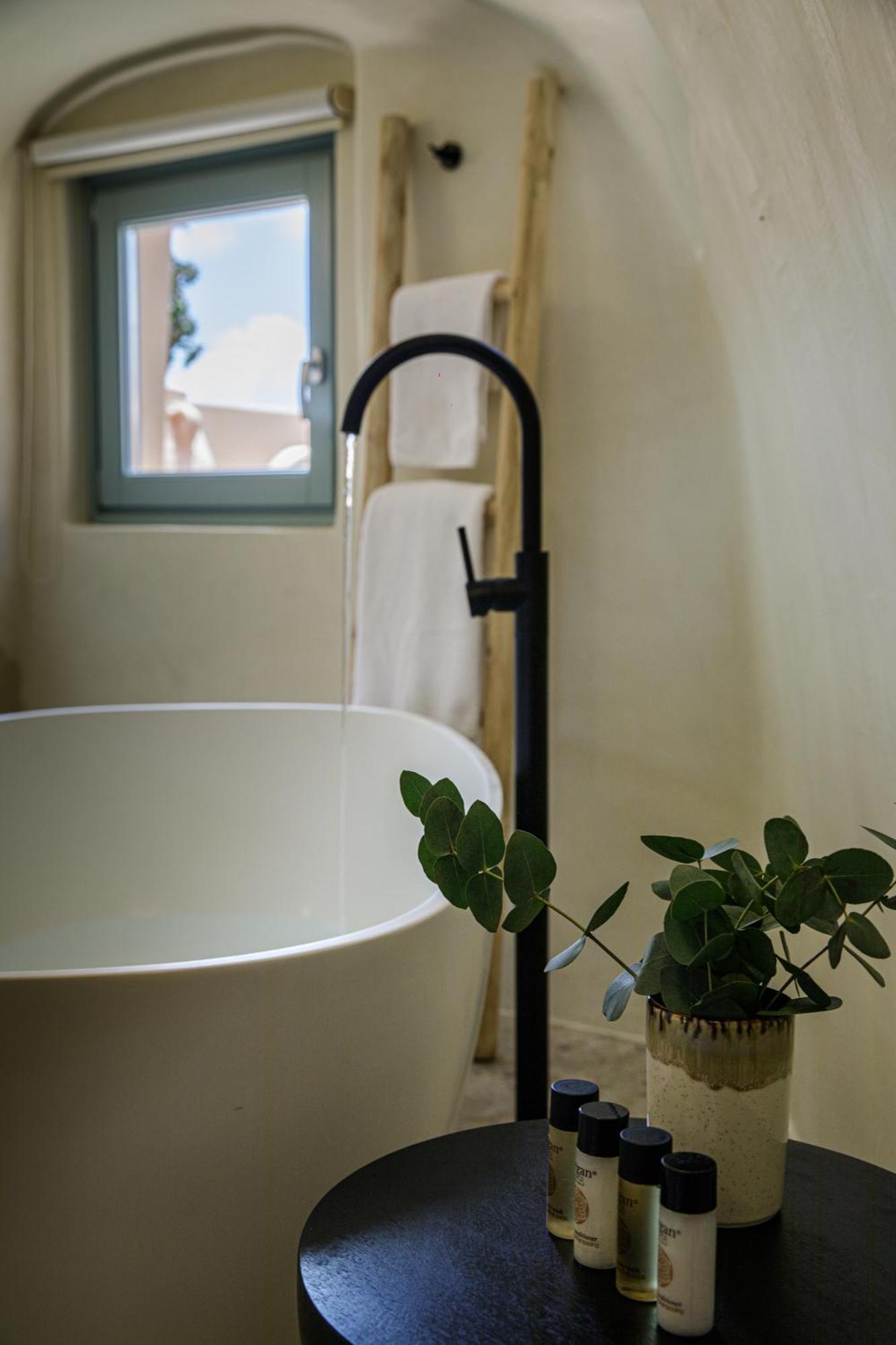 Villa Annouso With Hot Tub By Caldera *