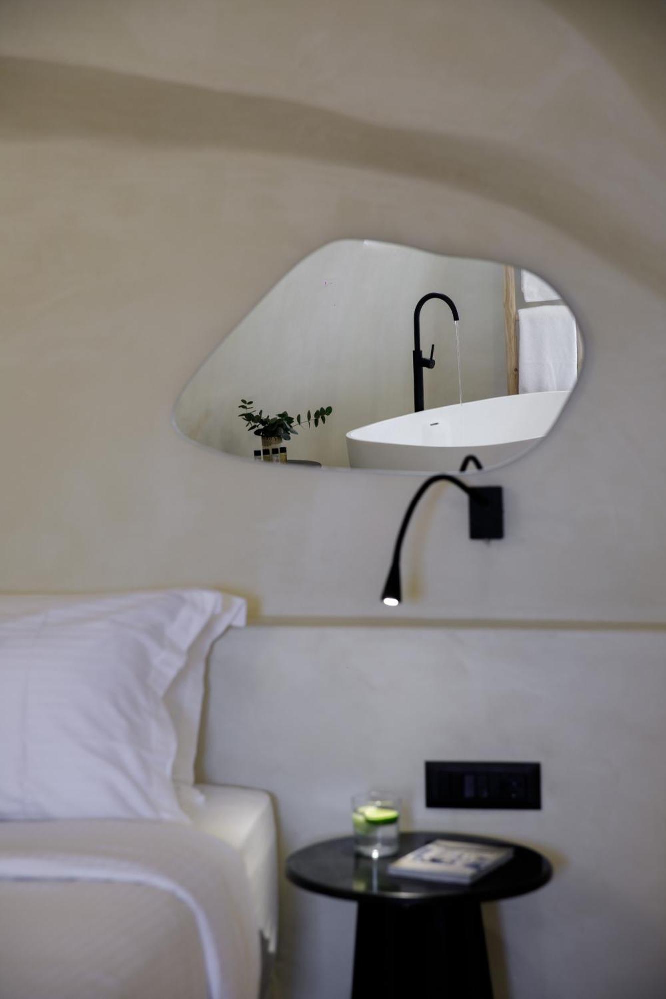 Annouso With Hot Tub By Caldera Villa Oia (Santorini)