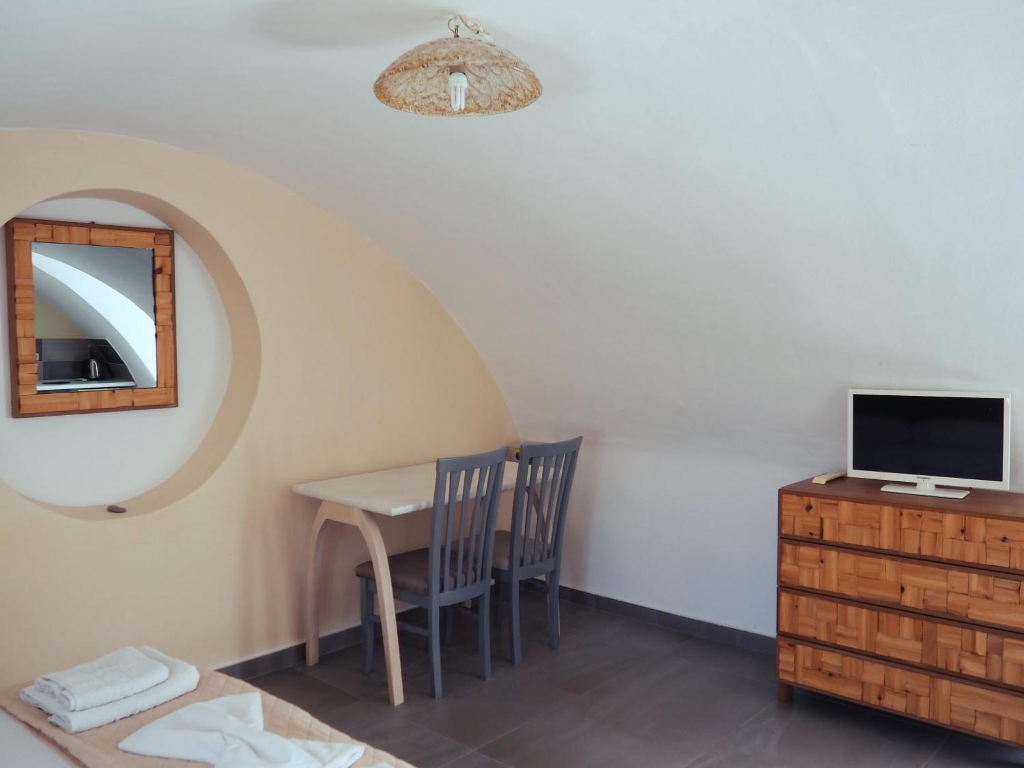 Leon Lux Perivolos (Santorini)