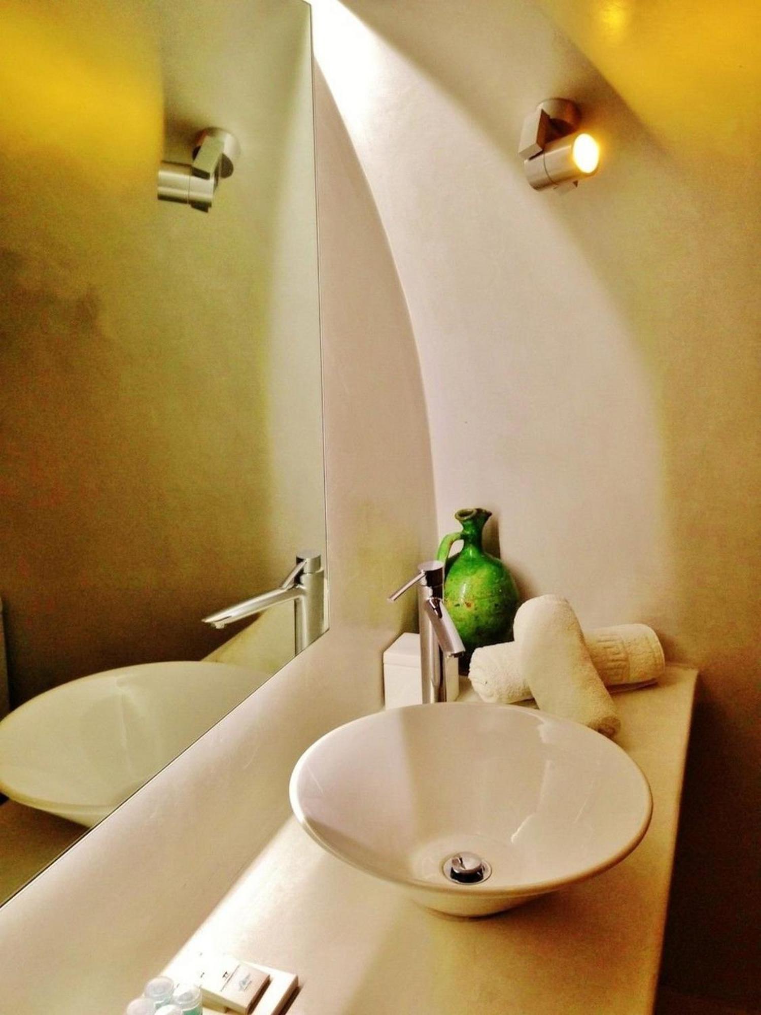 Pousada Thrilling Santorini Ragus 1 Bedroom Min, Children Age 12 Years Spacious Shared Sun Terrace And Swimming Pool With Breathtaking,