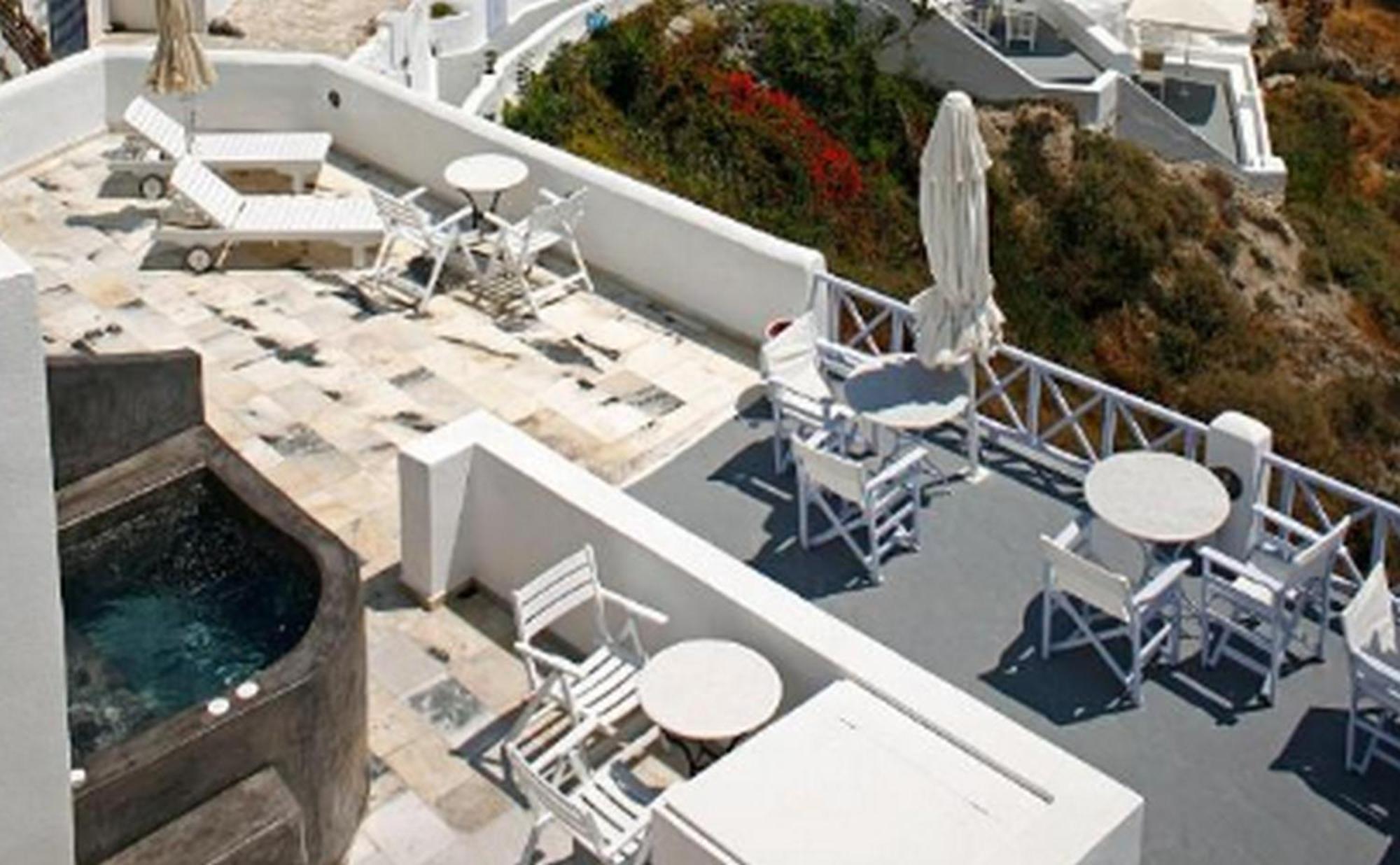 Villa Breathtaking Santorini Broccos 1 Bedroom Min, Children Age 12 Years Private Furnished Balcony With Hot Tub Overlooking The Sea , Oia (Santorini)