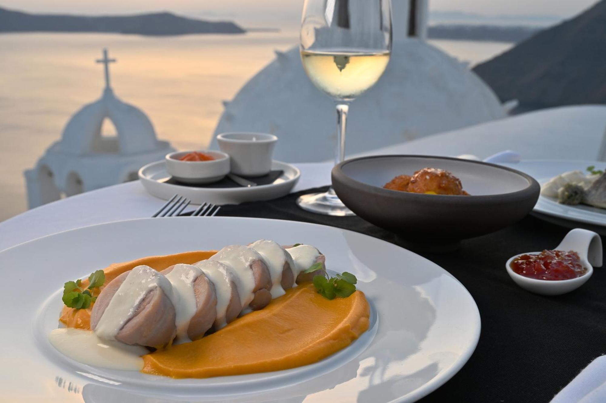 Aigialos Luxury Traditional Settlement 5* Fira (Santorini)