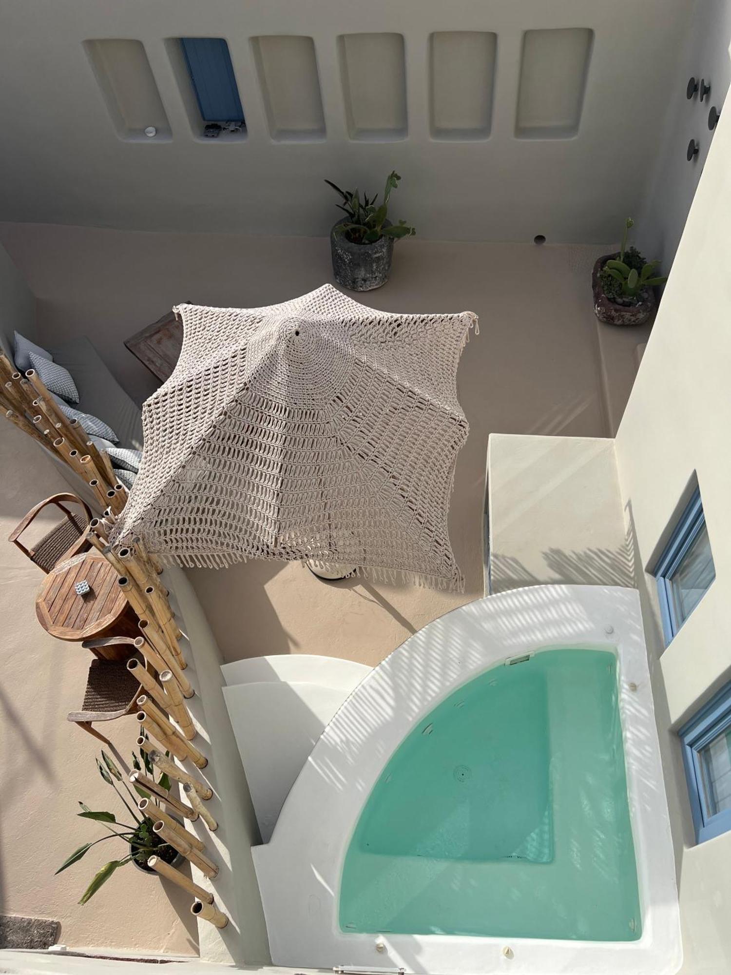 Luna Santorini * Pýrgos