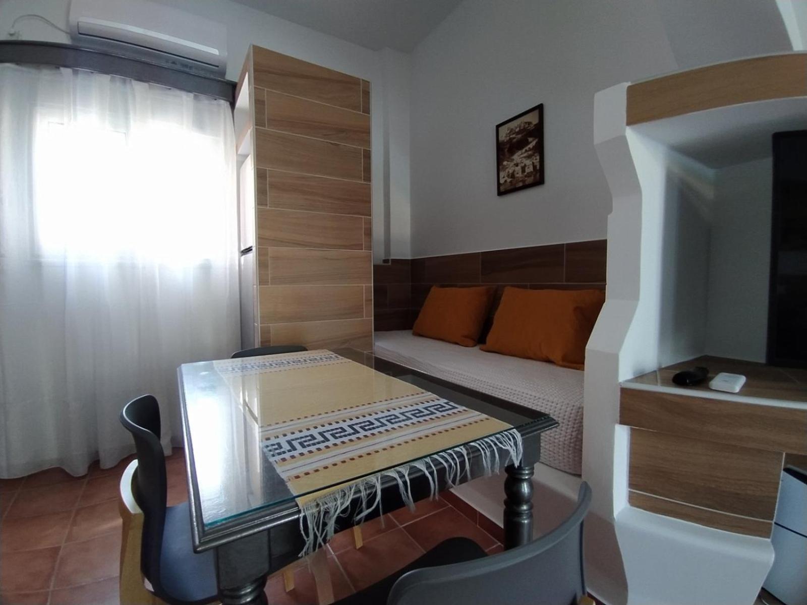 Apartment Chariot Santorini *