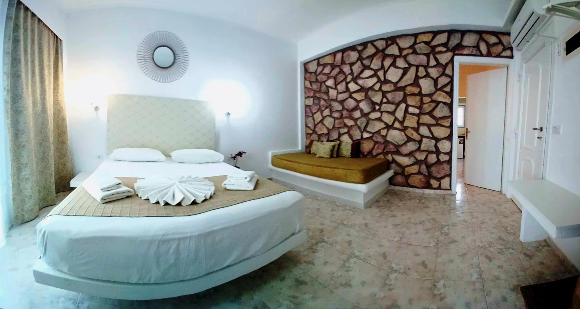 Atalos Kamari (Santorini)