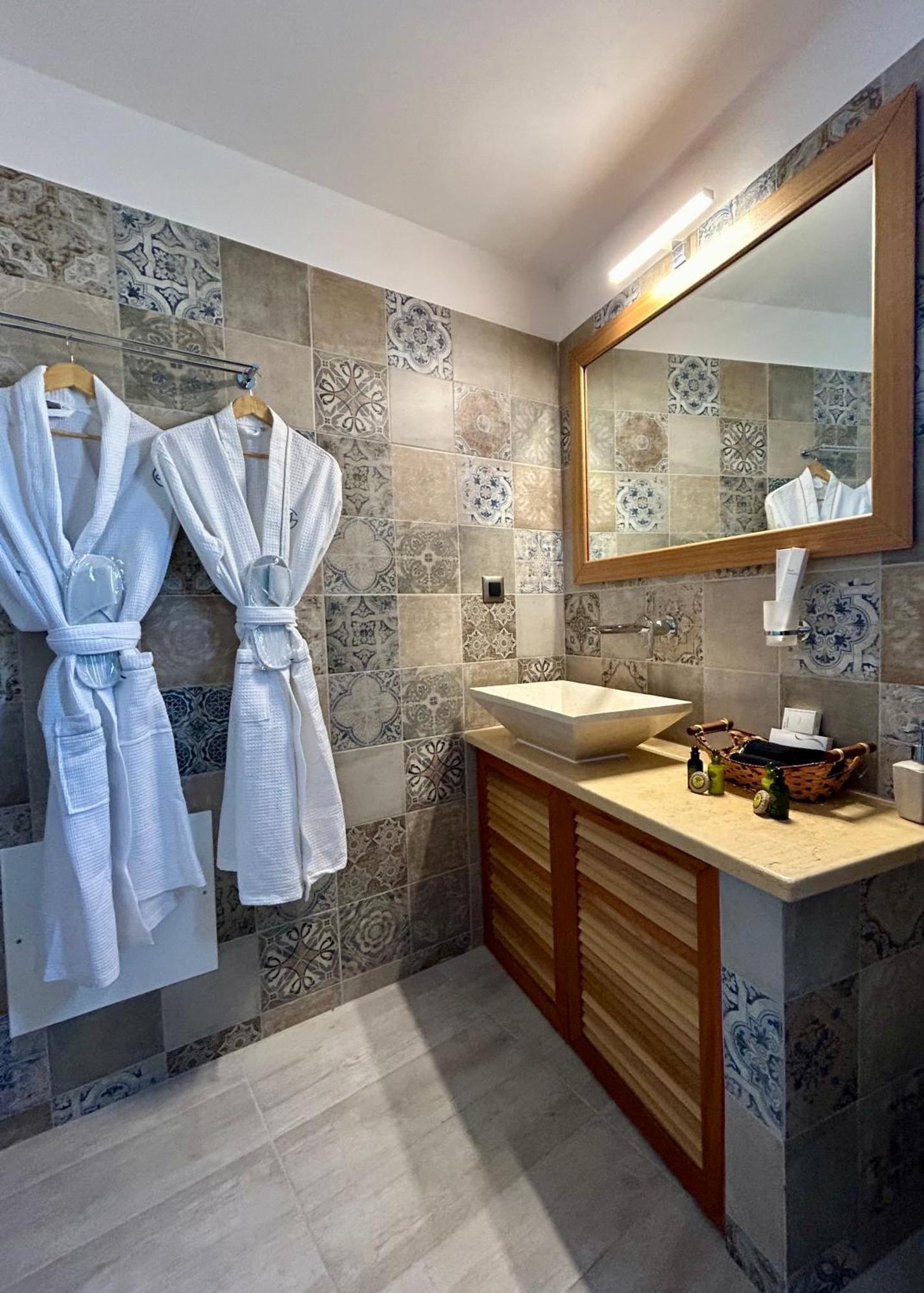 Golden Moments Luxury Stone A Messaria (Santorini)