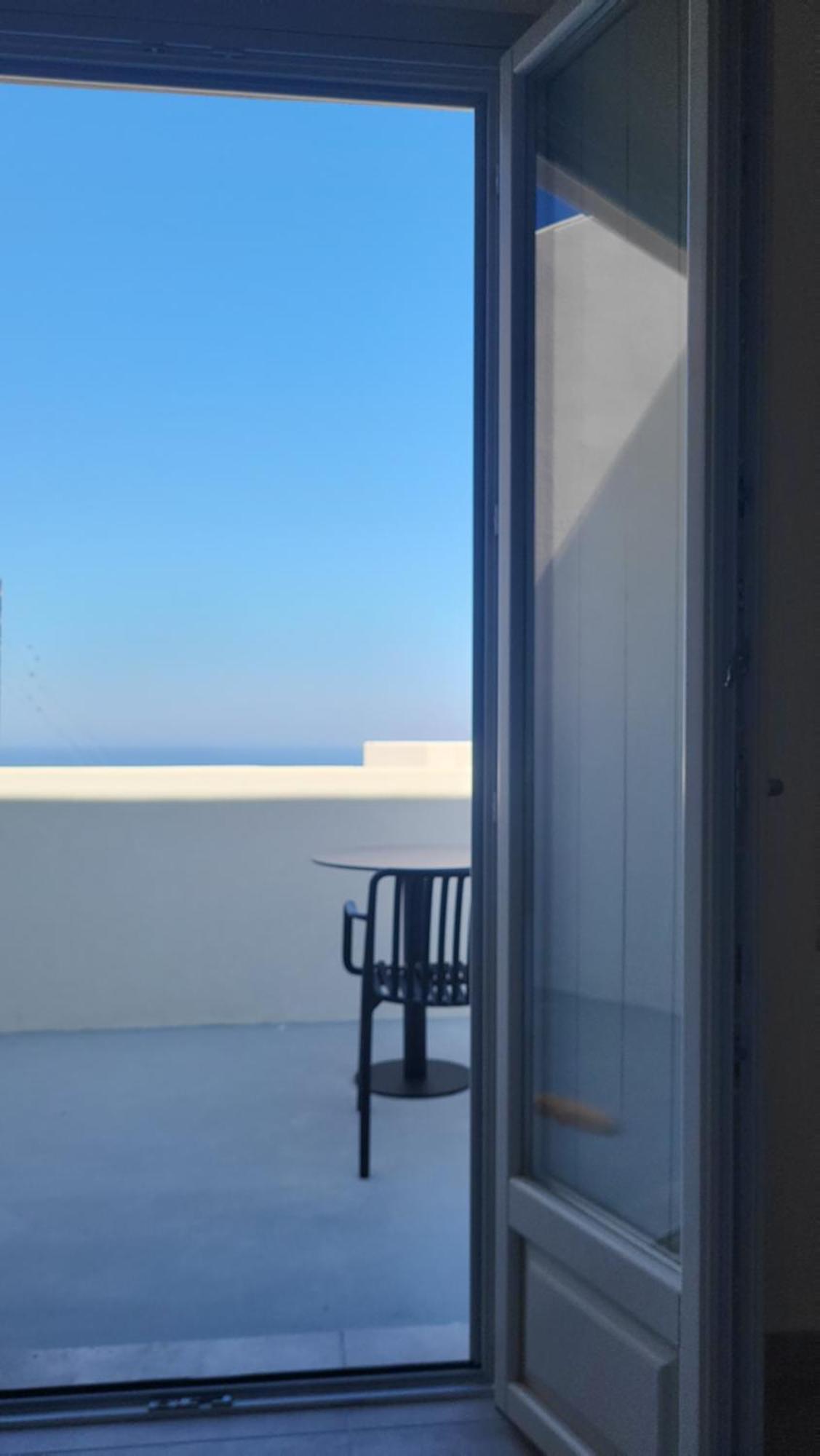 Maeva Santorini Pýrgos