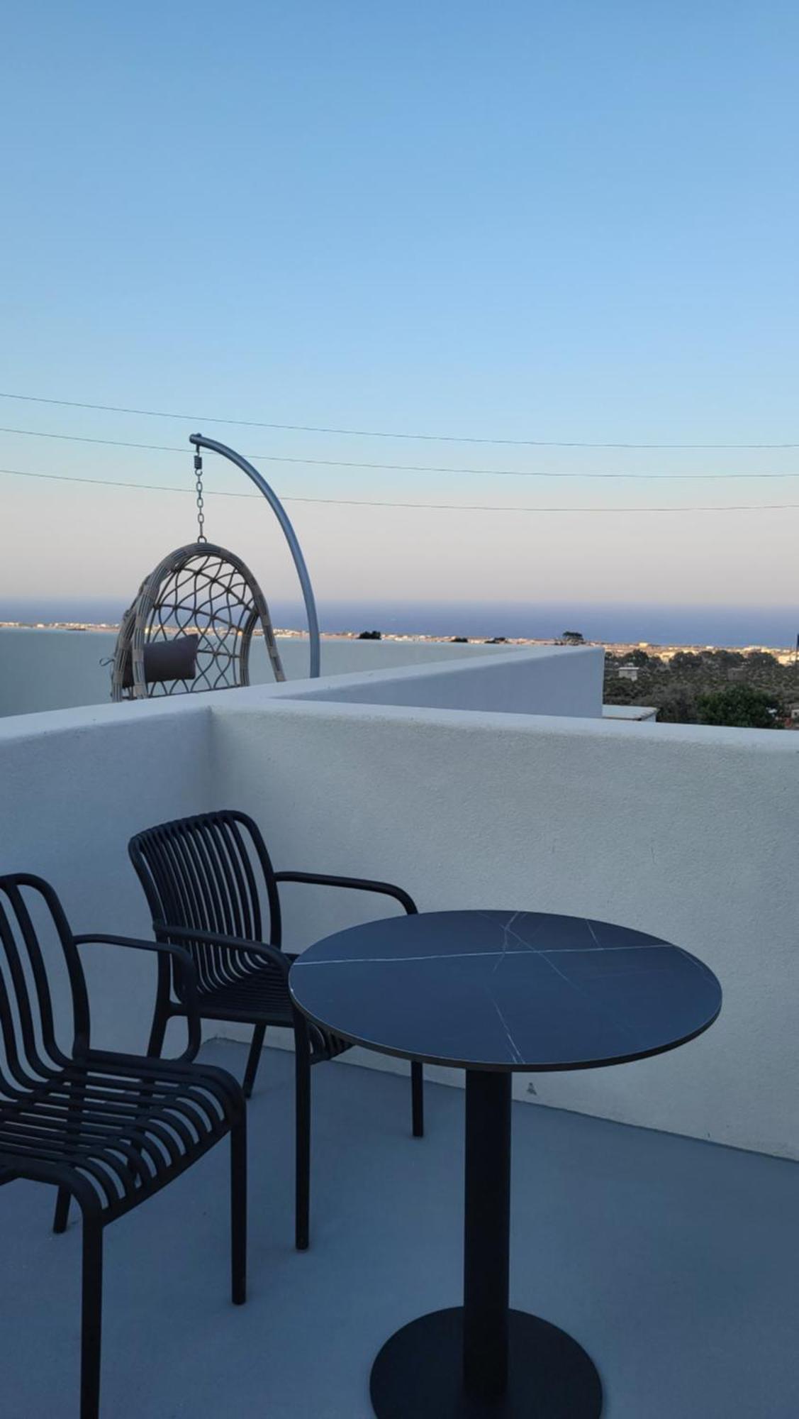 Maeva Santorini Pýrgos