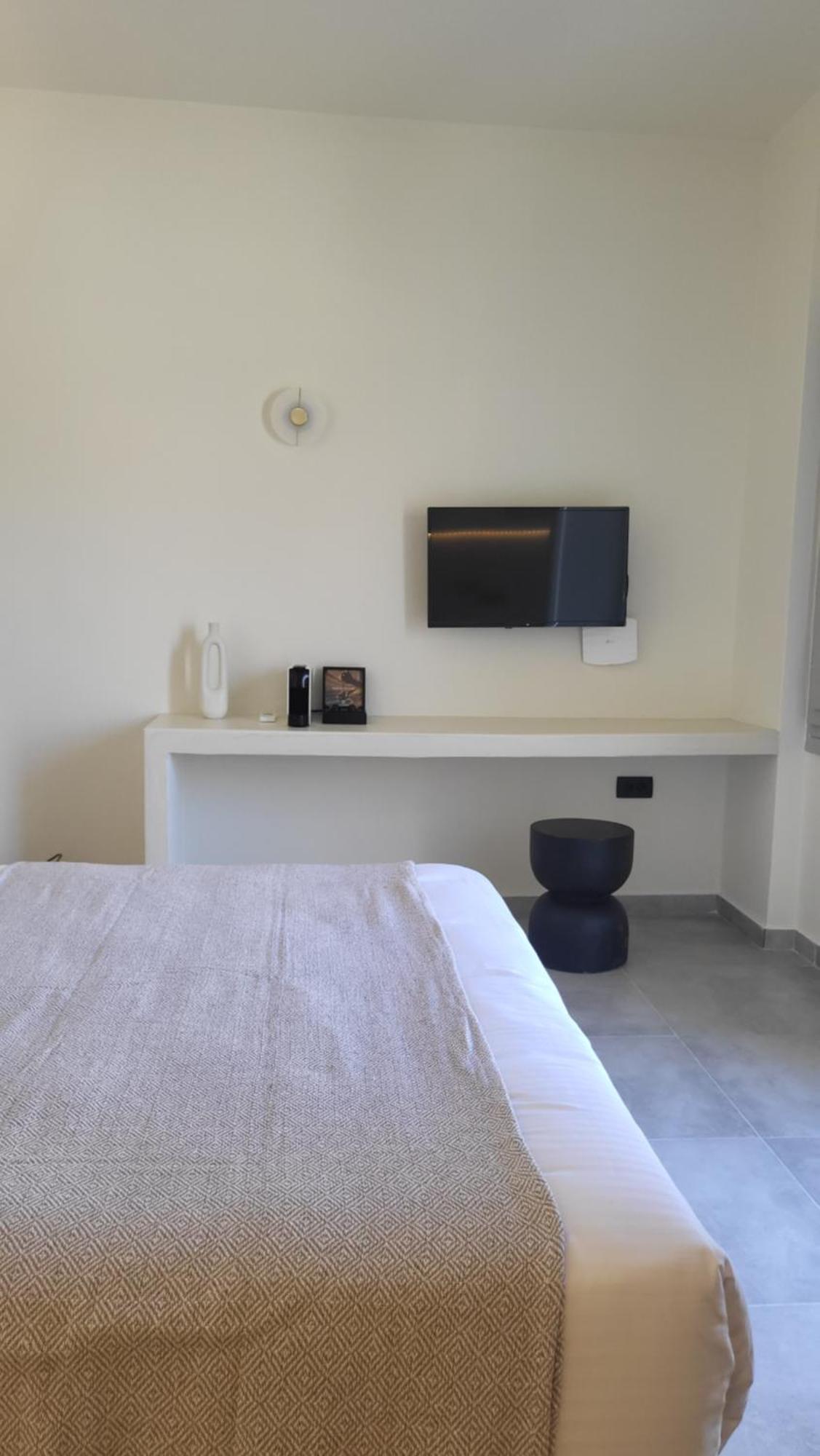 Maeva Santorini Pýrgos
