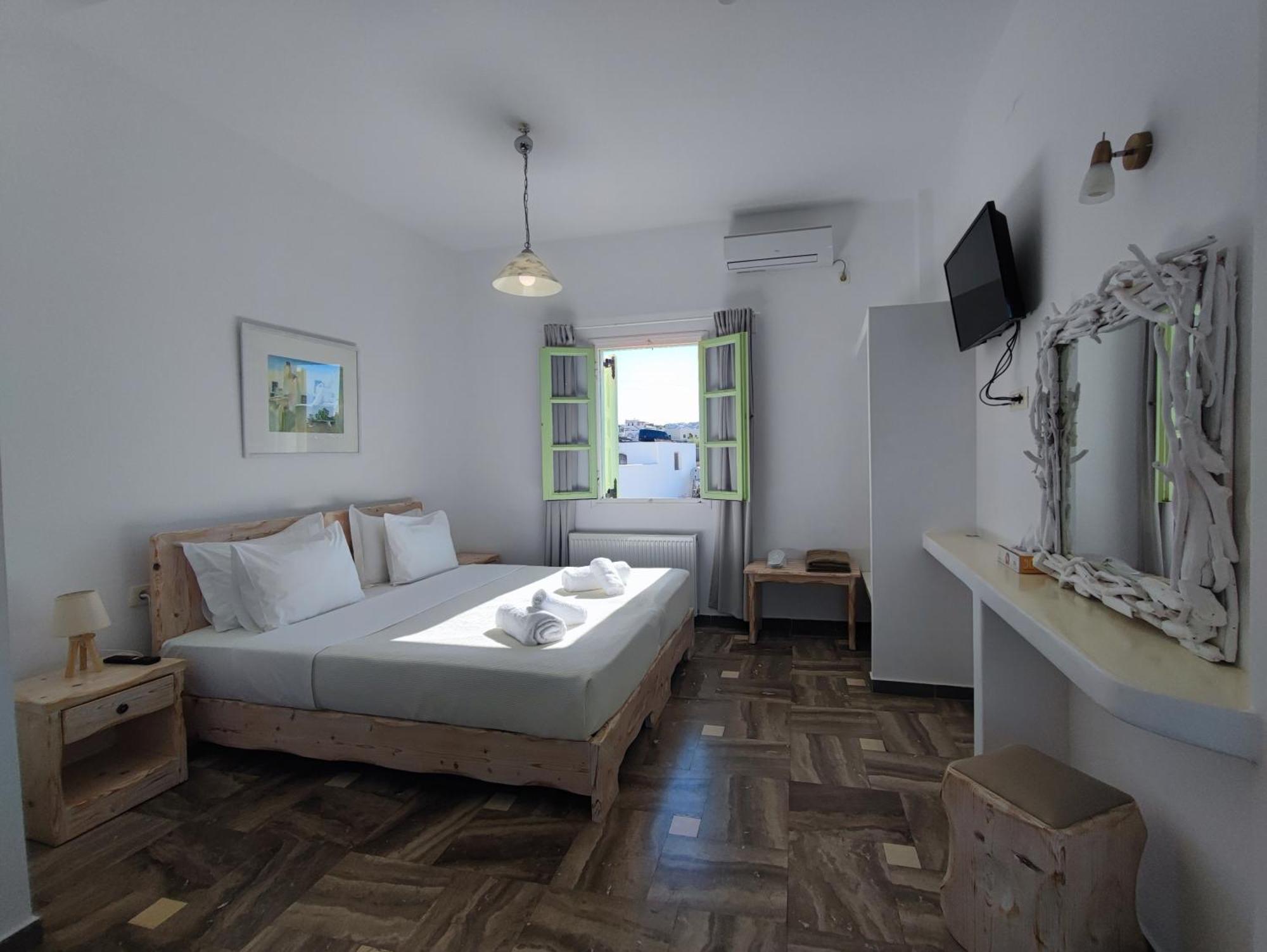 The Cliff Reflections - Adults Only Megalochori (Santorini)