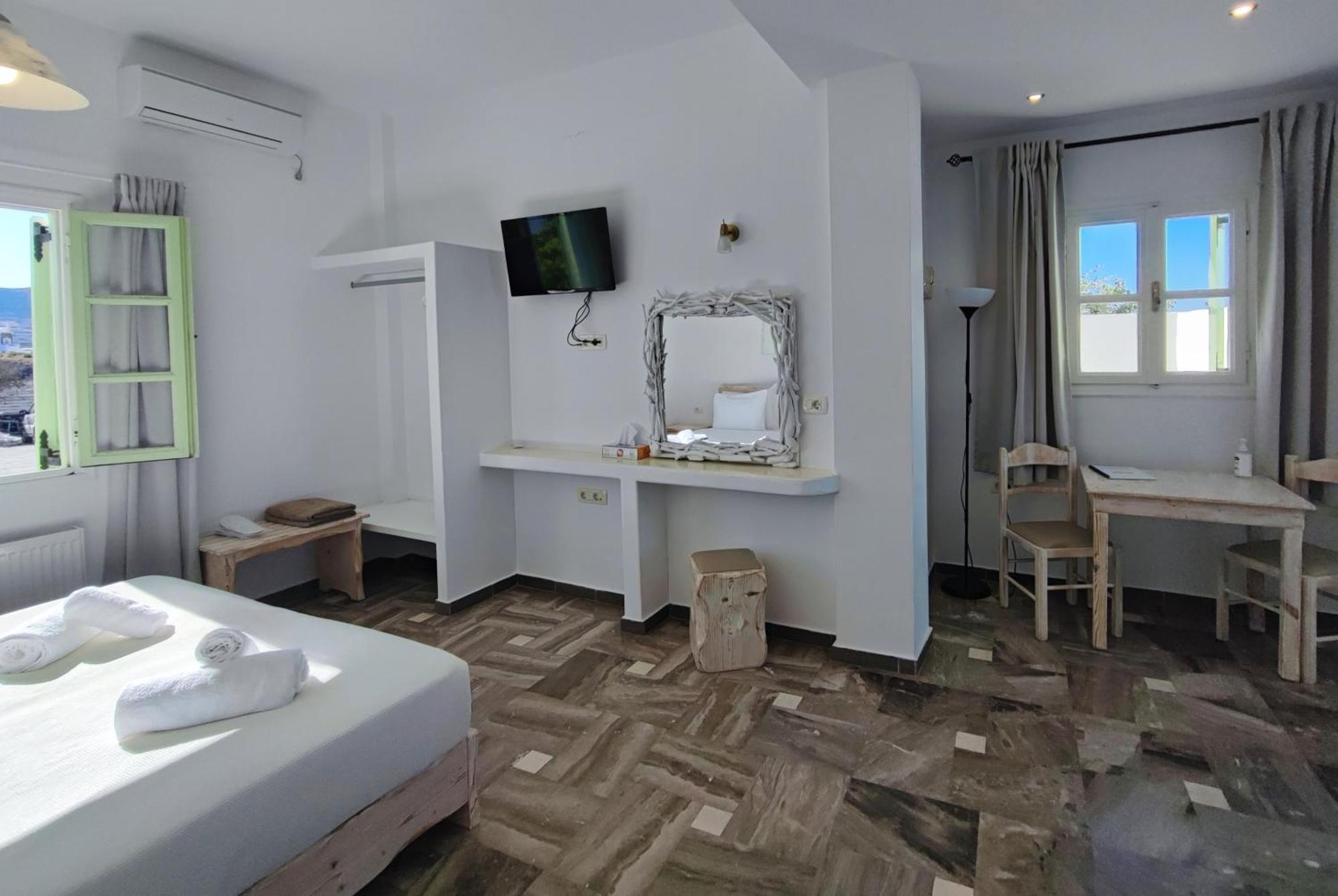 The Cliff Reflections - Adults Only * Megalochori (Santorini)
