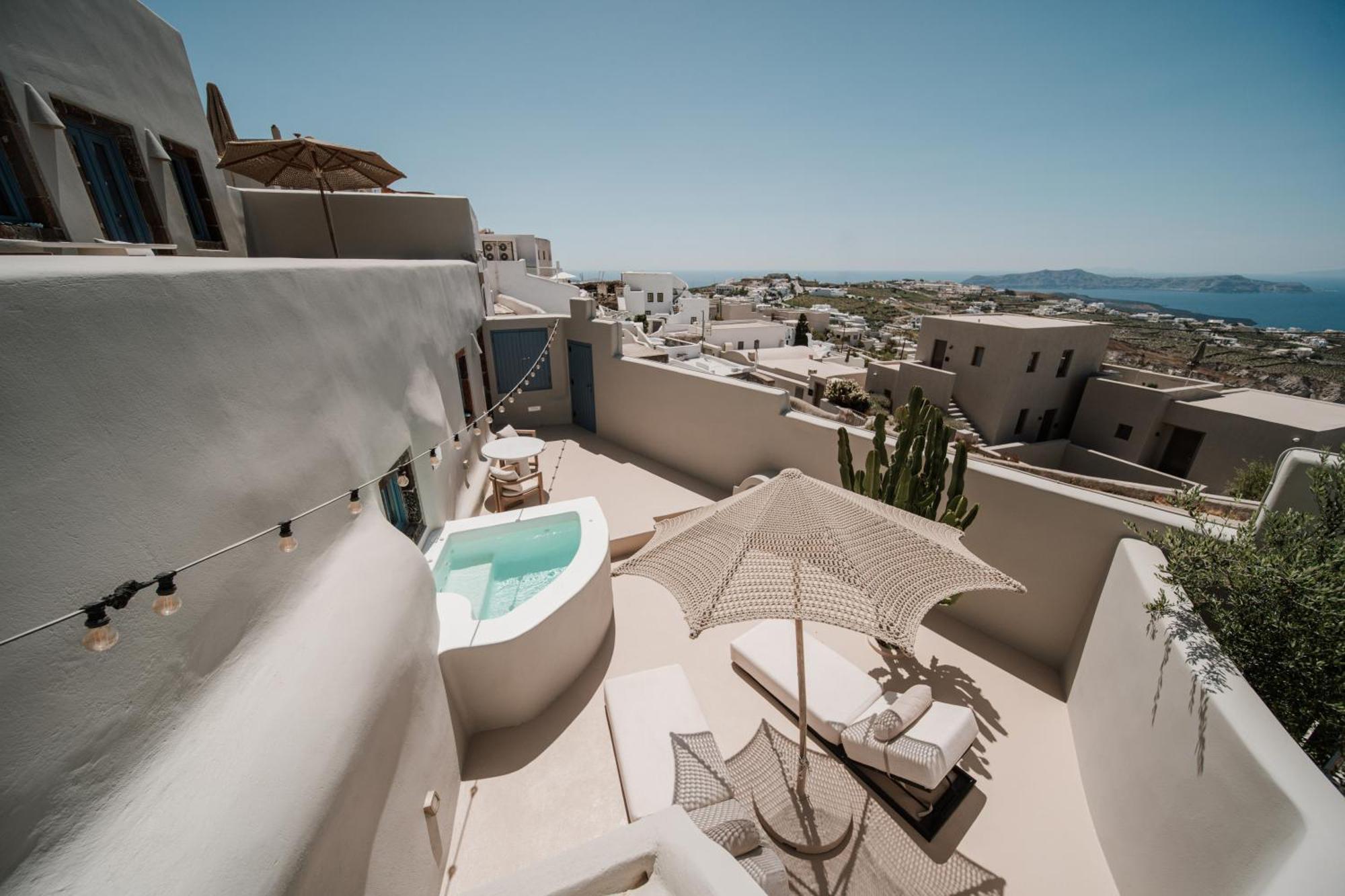 Luna Santorini * Pýrgos
