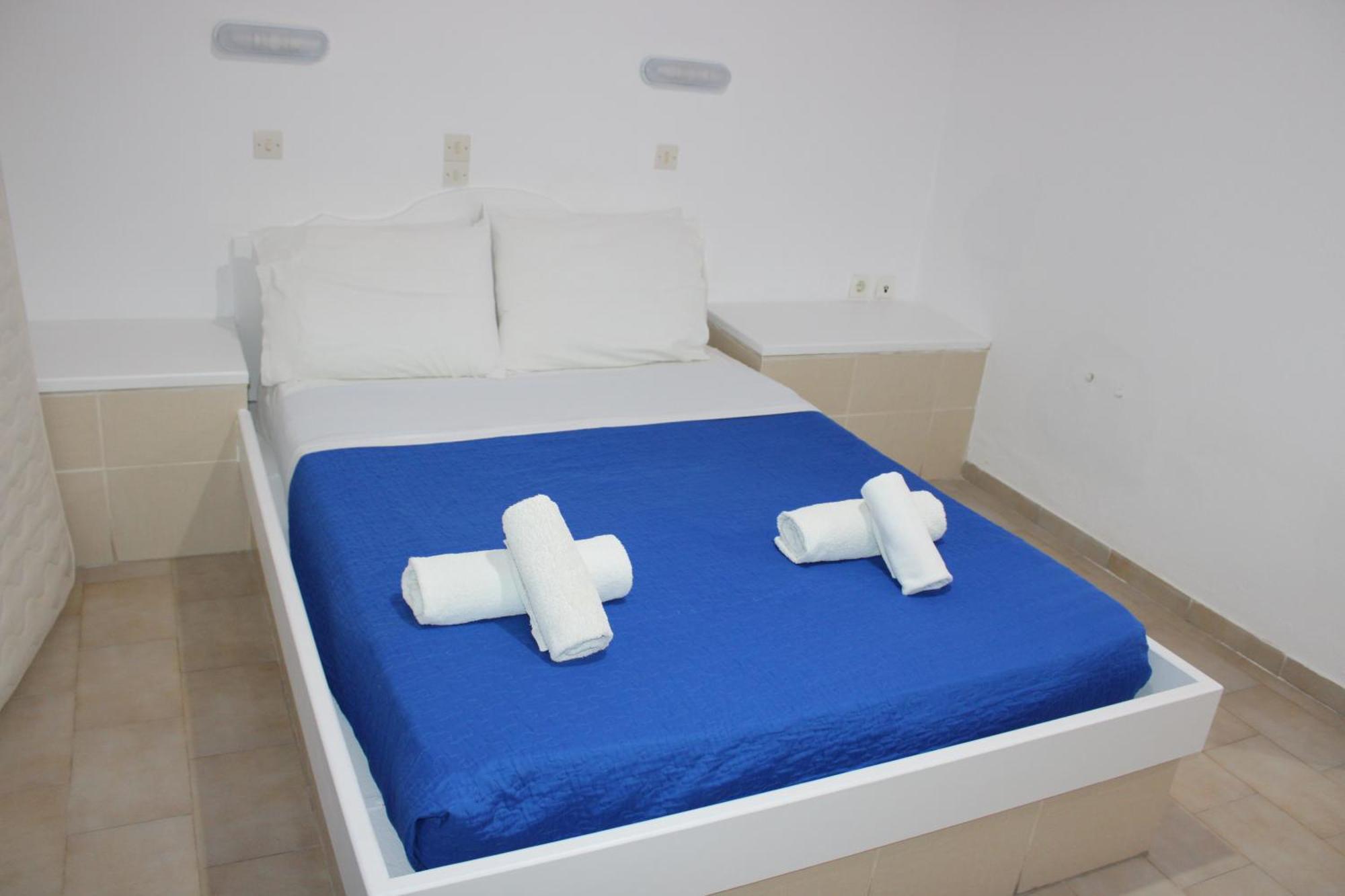 The Three Anchors * Emporio (Santorini)