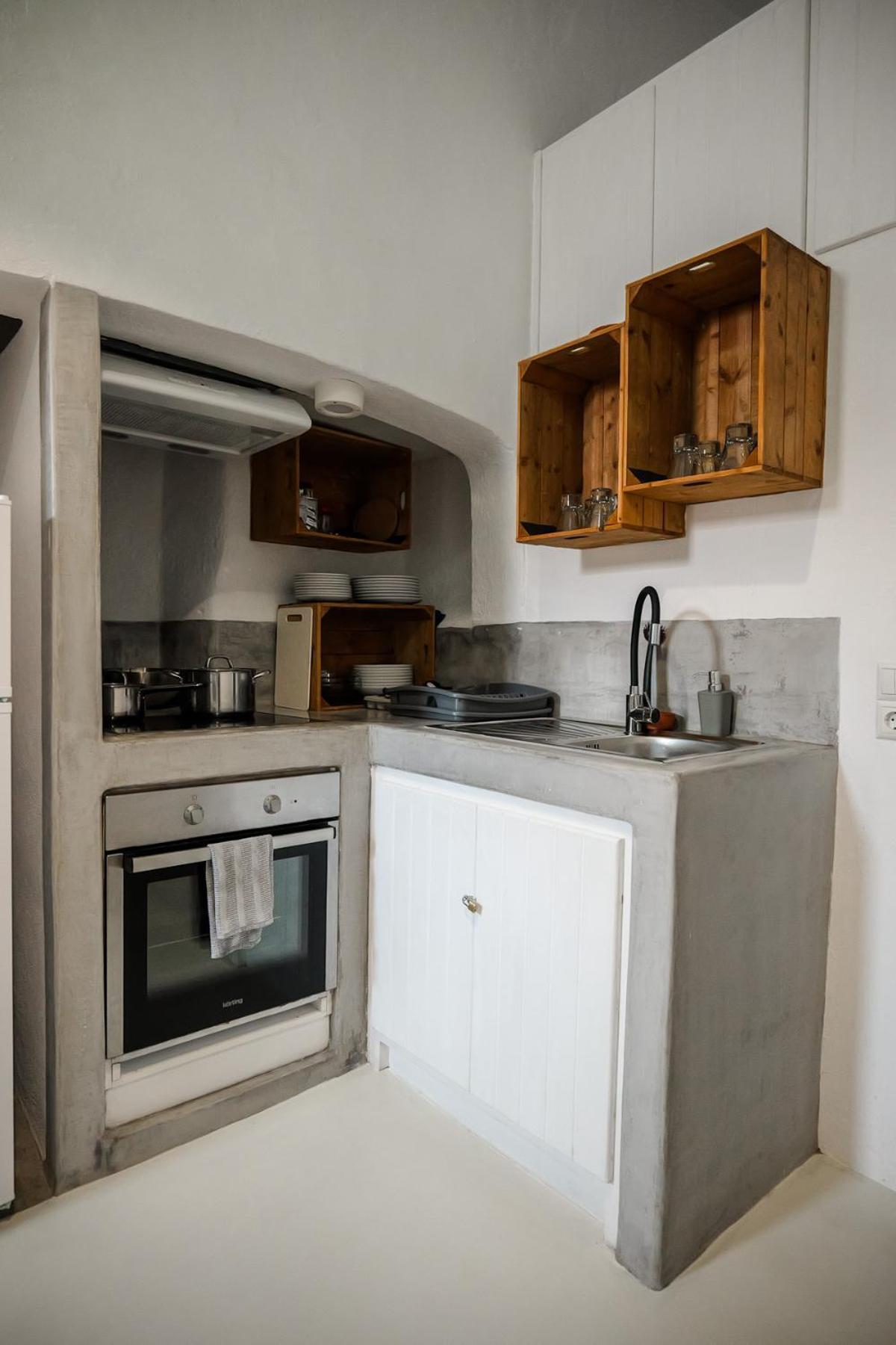1906 Cave Apartment *