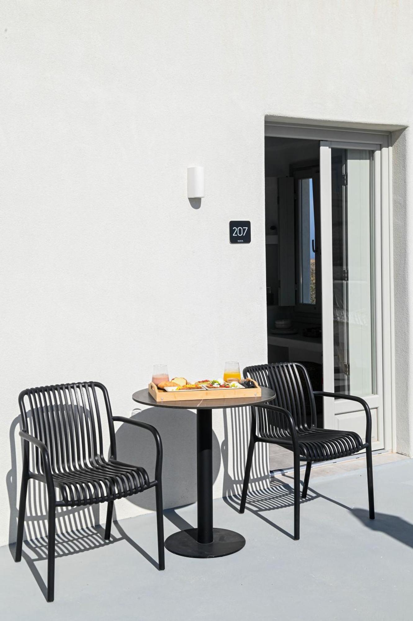 Maeva Santorini Pýrgos