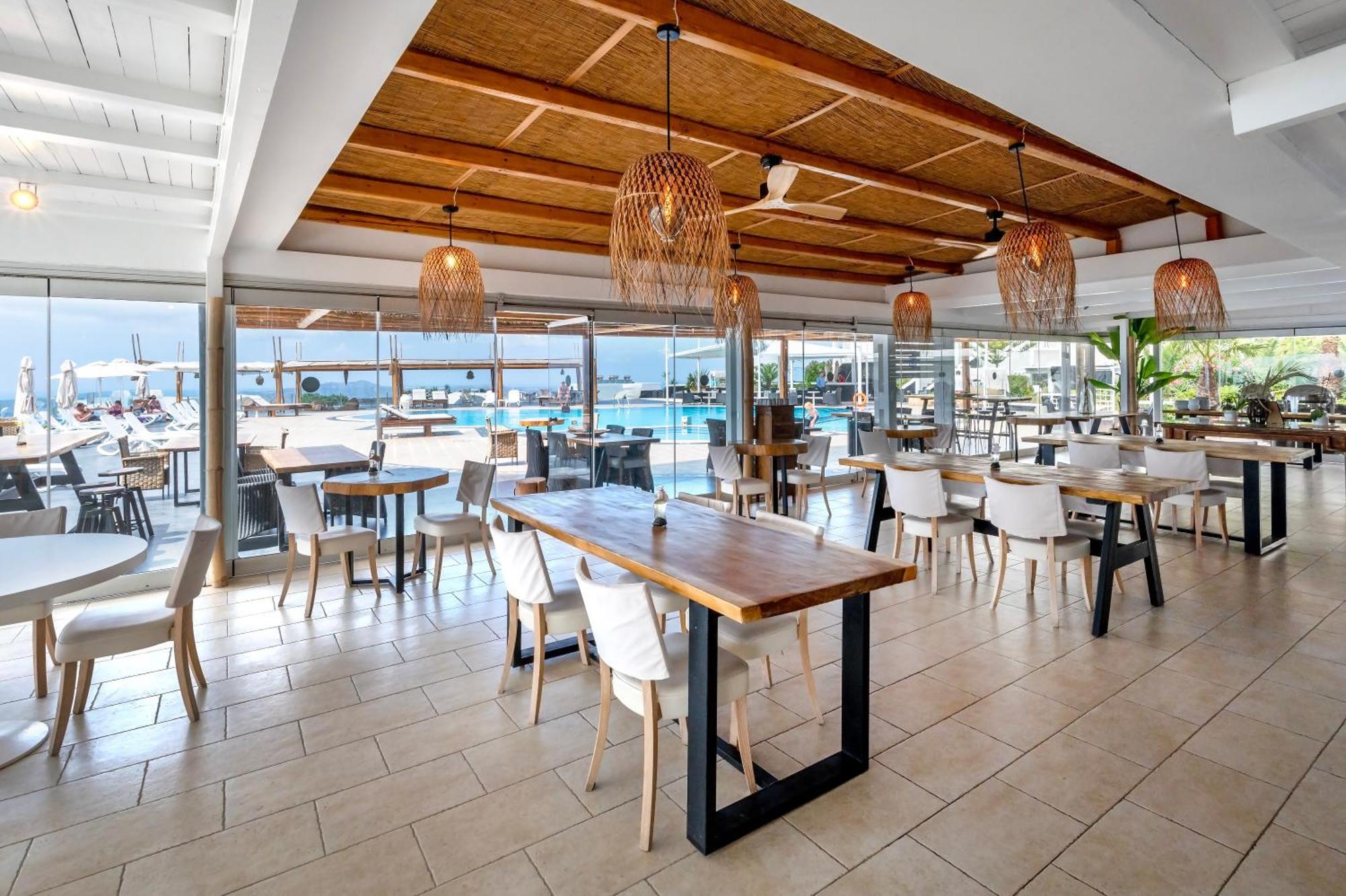 Smy Santorini & Hotel Pyrgos Kallistis