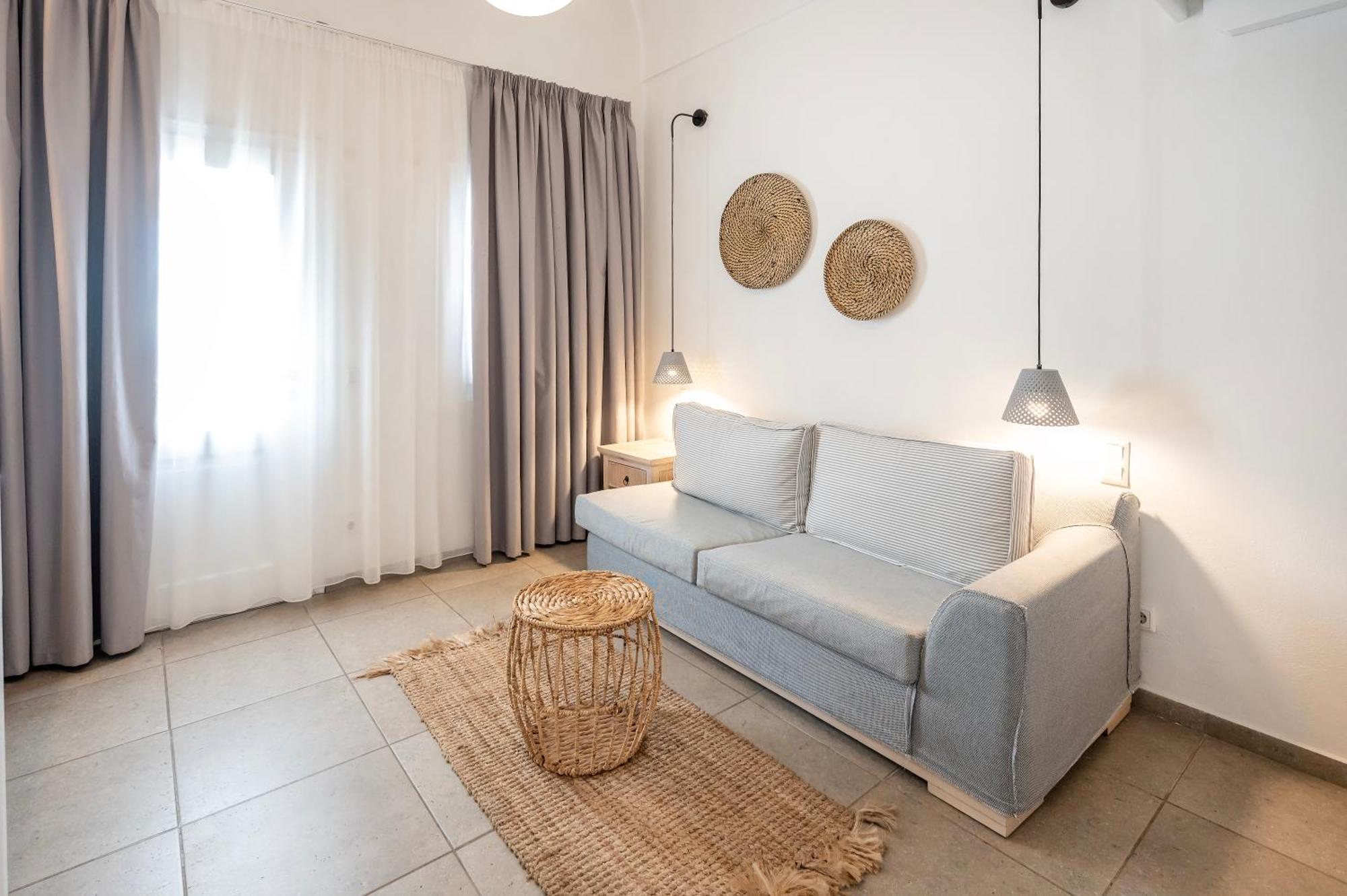 Smy Santorini & 4*