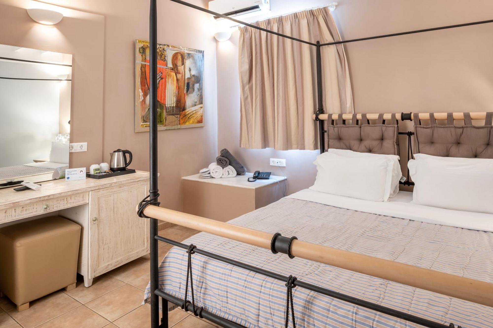 Smy Santorini & 4*