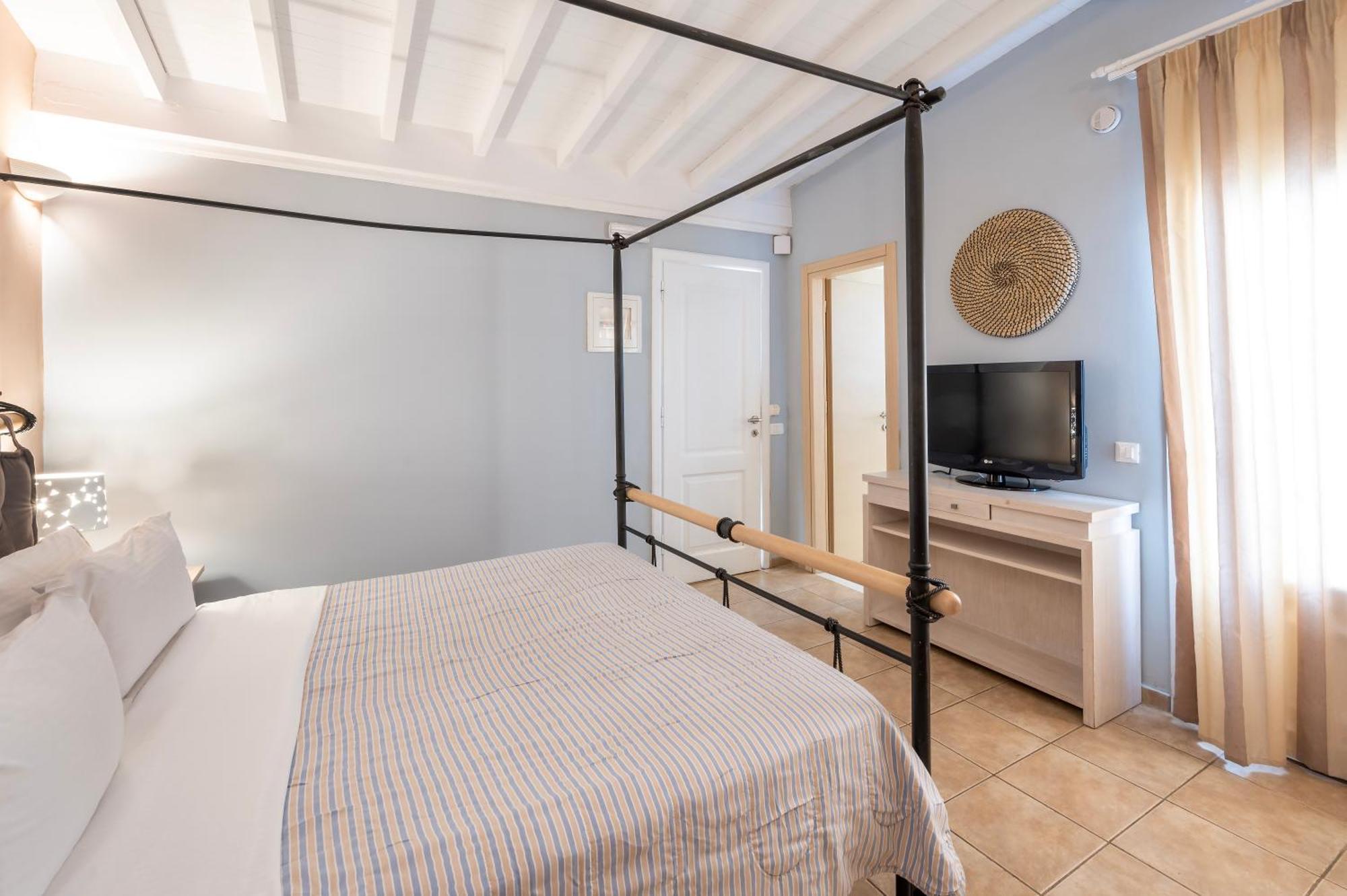 Smy Santorini & Hotel Pyrgos Kallistis