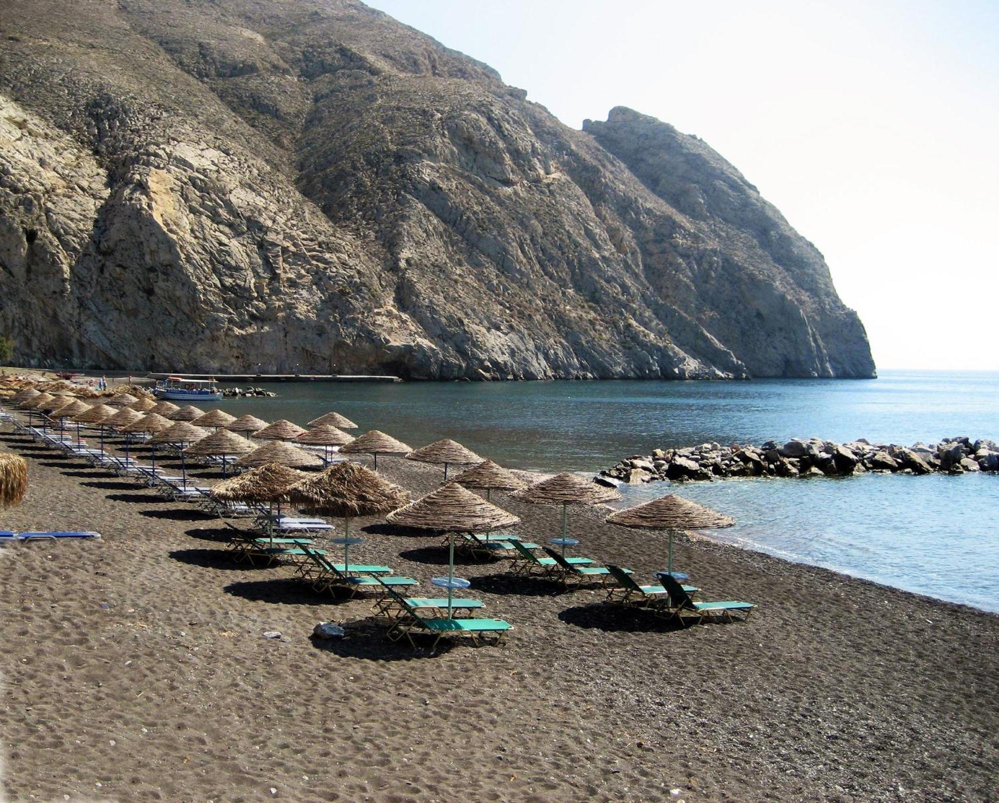 Captain Lazaros Villa: Black With Pool And Sea View Perissa (Santorini)
