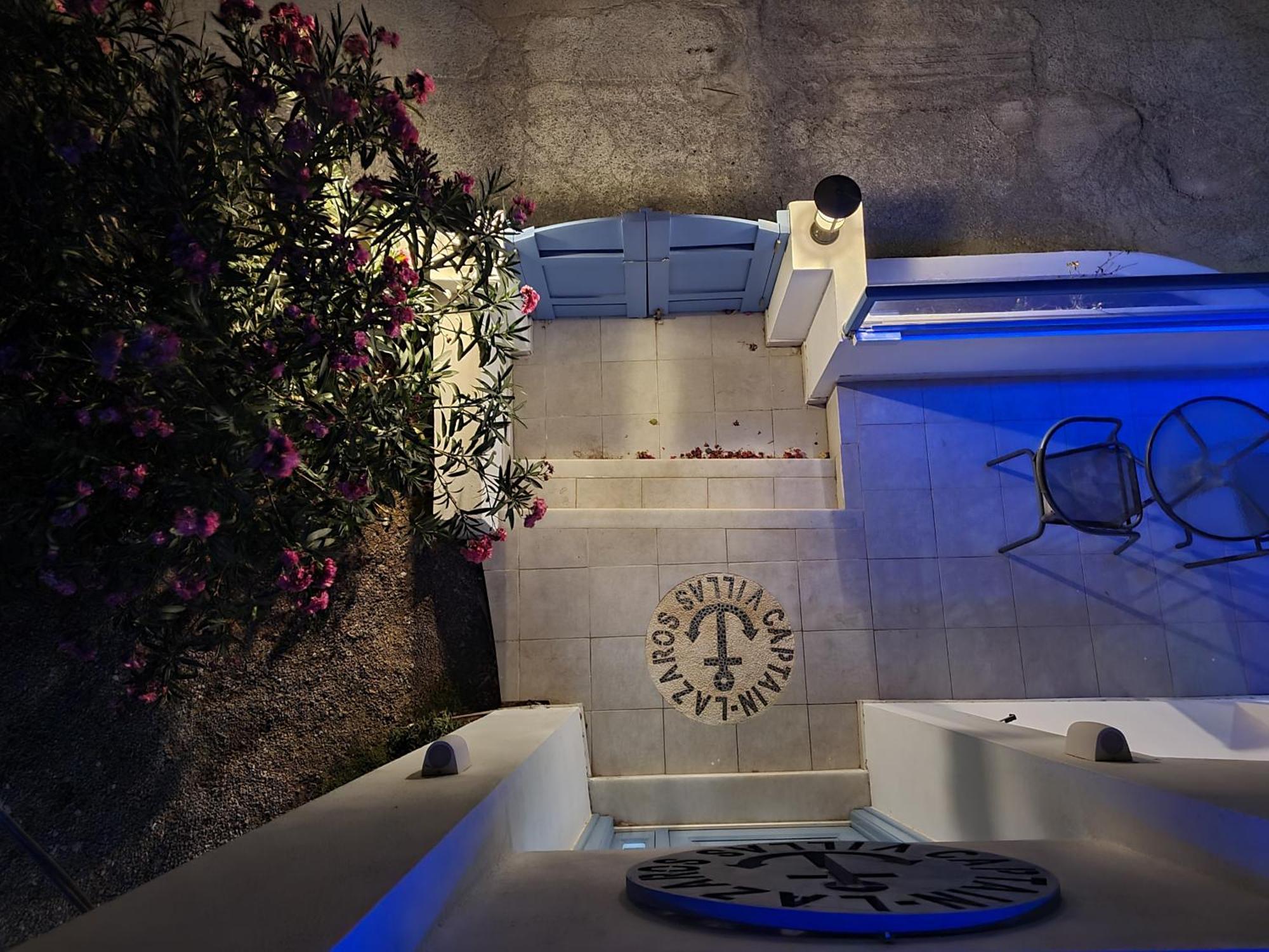 Captain Lazaros Villa: Black With Pool And Sea View Villa Perissa (Santorini)