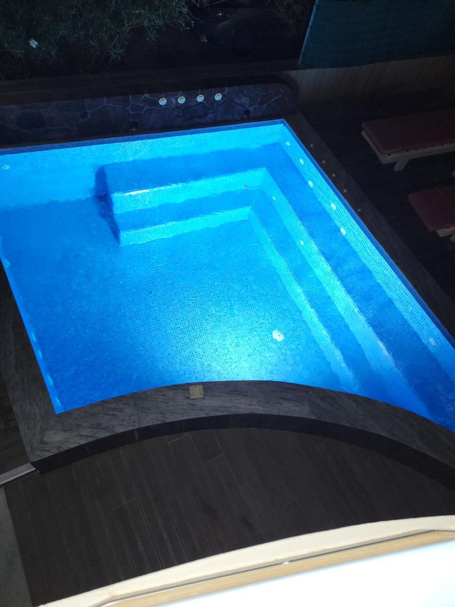 Captain Lazaros Villa: Black With Pool And Sea View Perissa (Santorini)