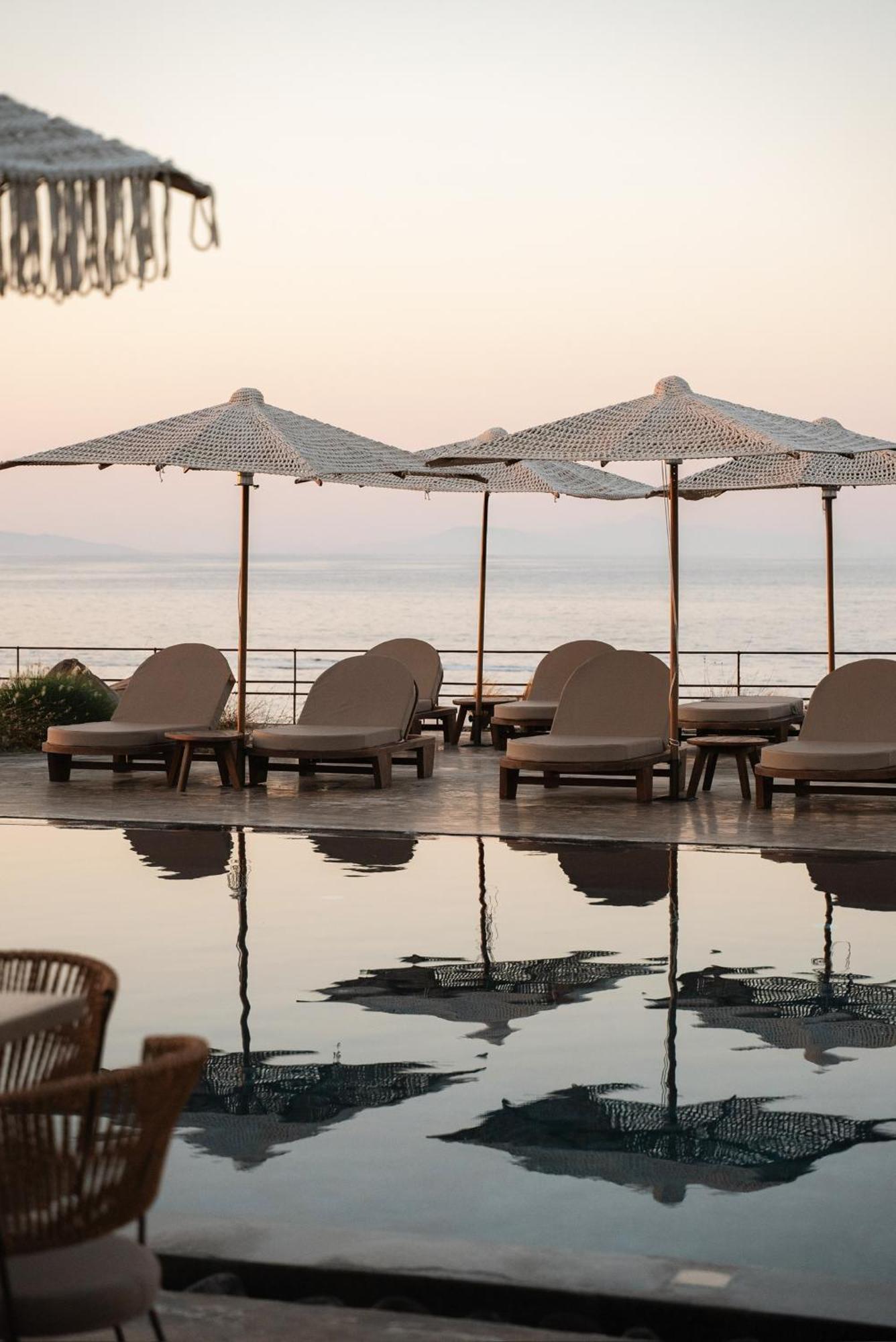 Colombos Beachfront Foinikia (Santorini)