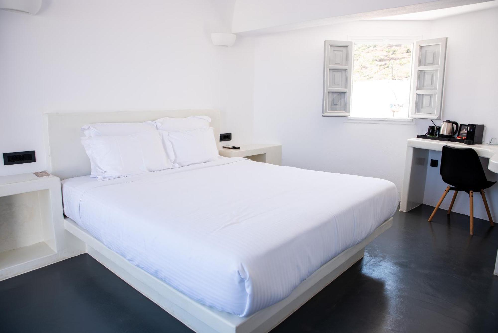 White Cave Aparthotel Oia (Santorini)