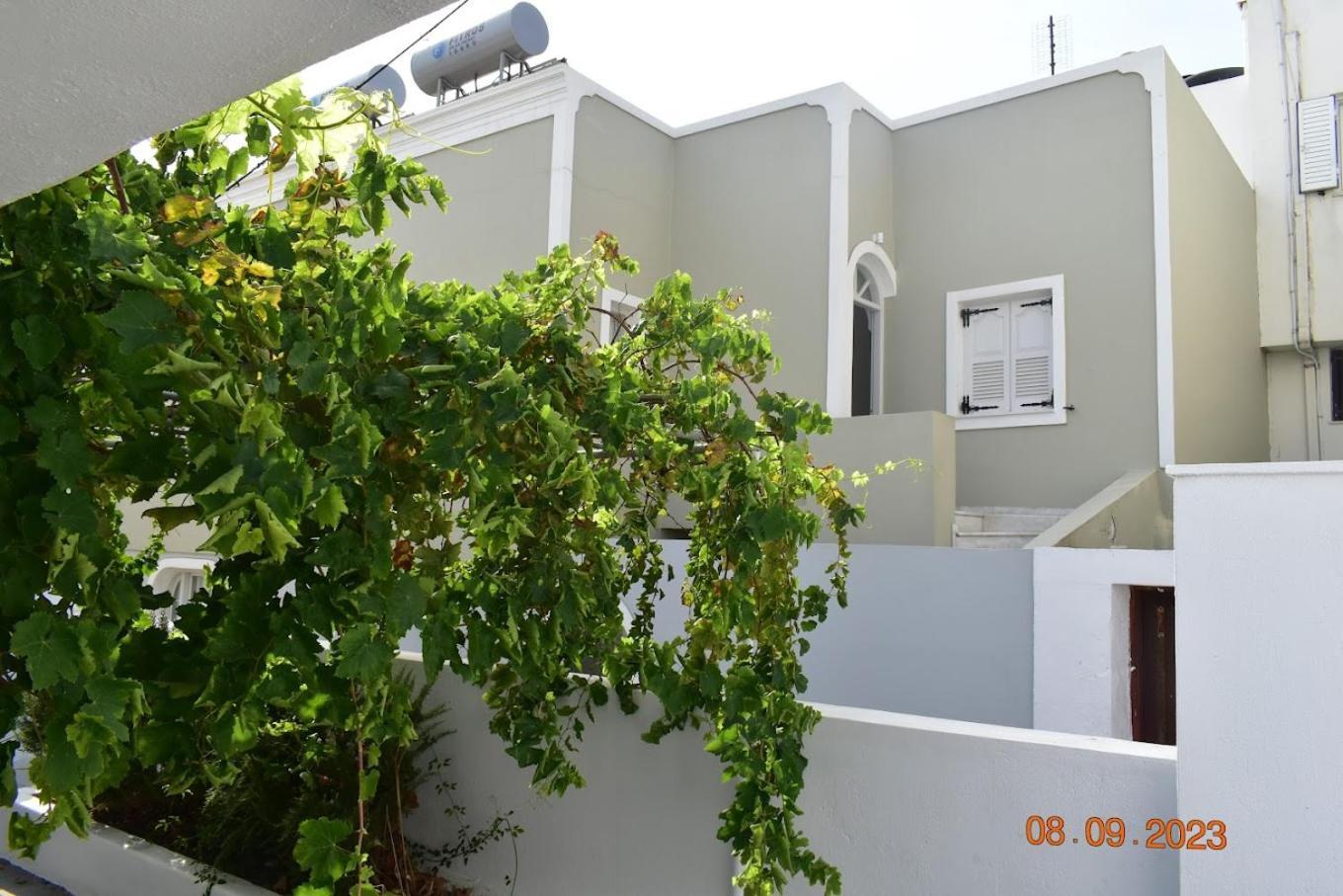 B Fira (Santorini)