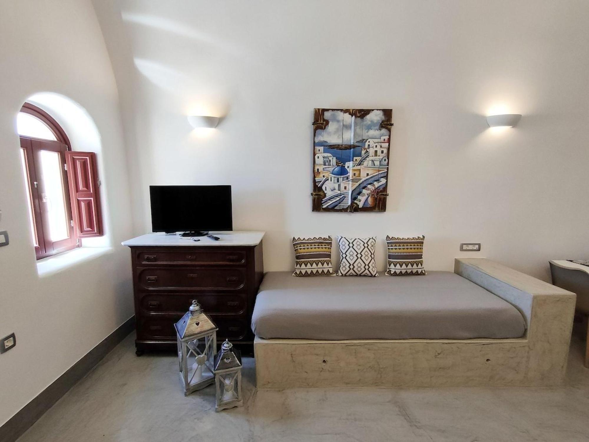 Villa Dreamer's Secret Emporio (Santorini)