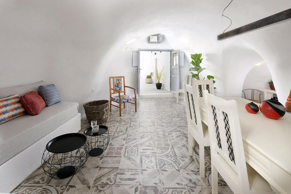Two Cave With Garden Courtyard Pousada Megalochori (Santorini)