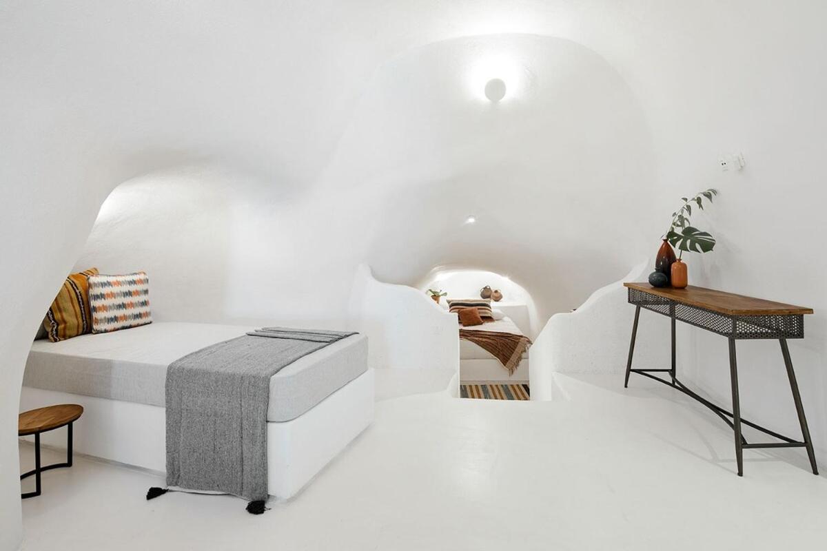 Two Cave With Garden Courtyard Pousada Megalochori (Santorini)