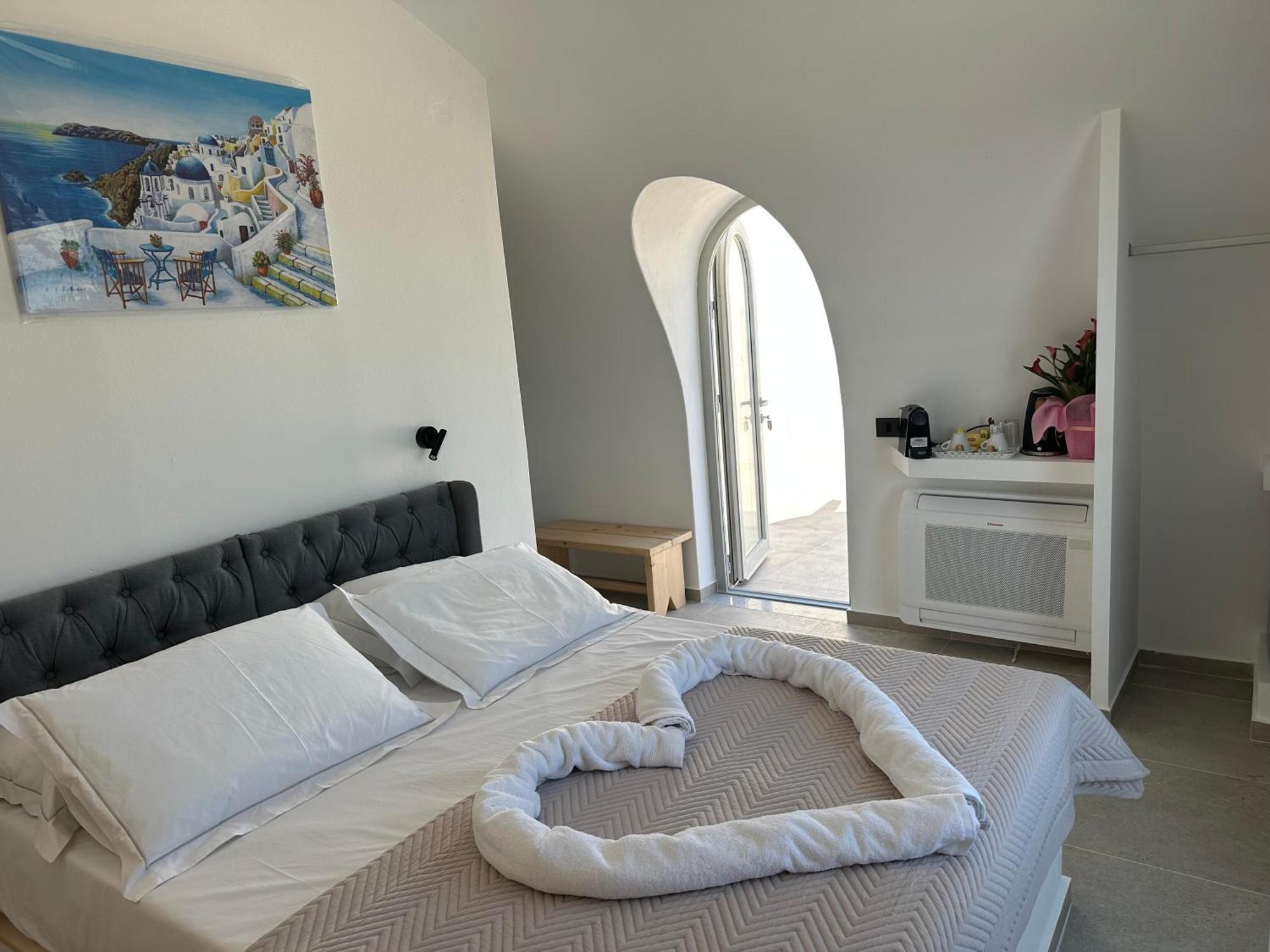 Lovely Hot-l Fira (Santorini)
