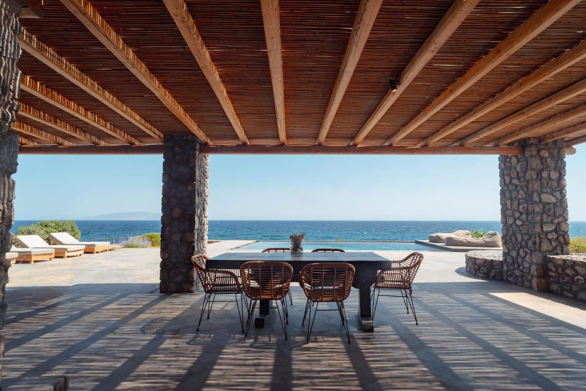 Colombos Beachfront Foinikia (Santorini)