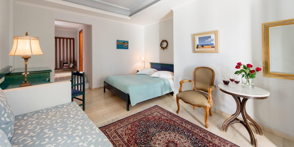 Renos Hotel Fira (Santorini)