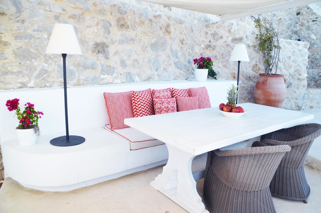 Kamini Santorini Pyrgos Kallistis