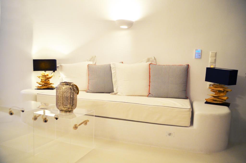Kamini Santorini *