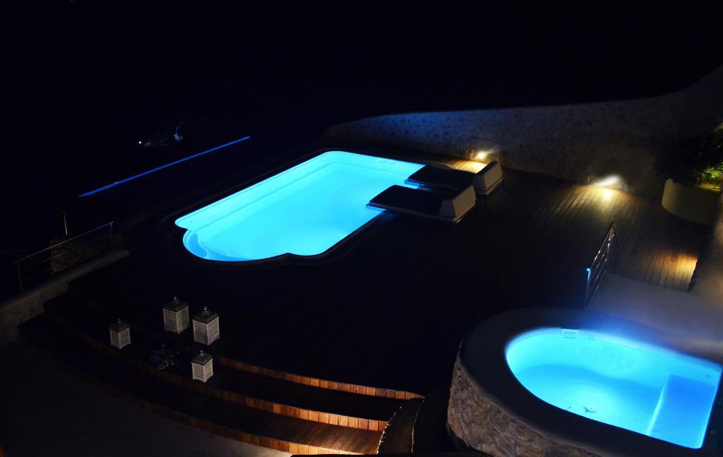 Kamini Santorini *