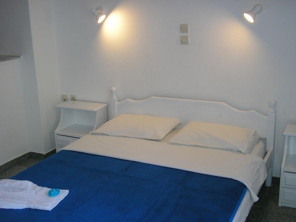 Finikas Santorini Kamari (Santorini)