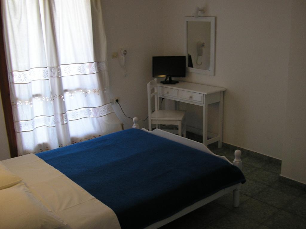 Finikas Santorini