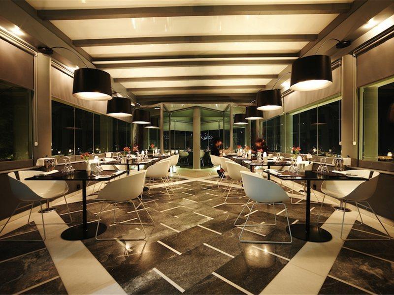 The Majestic 5* Fira (Santorini)