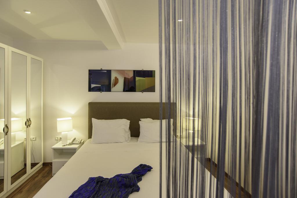 La Deluxe & (adults Only) Kamari (Santorini)