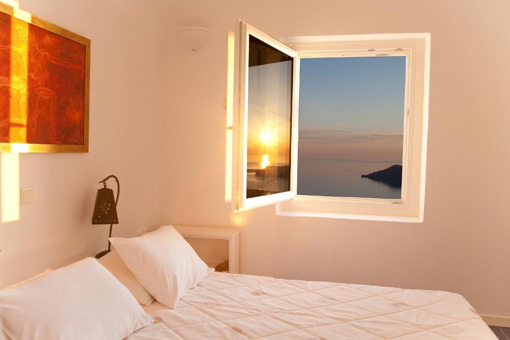 Whitedeck Santorini Hotel 3*
