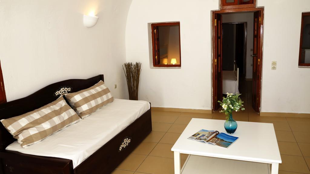 Finesse Aparthotel Oia (Santorini)