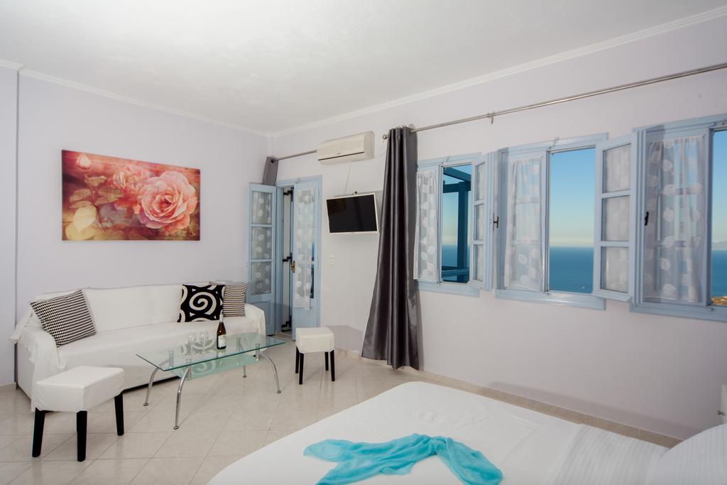 Luna Rossa Santorini Apartment