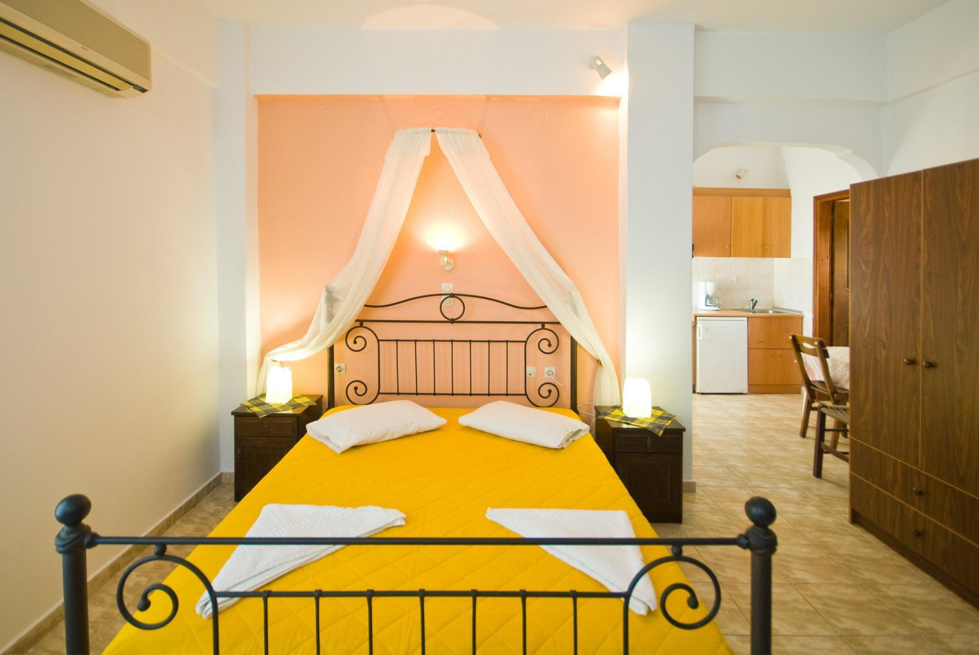 Aparthotel Anessis Fira (Santorini)