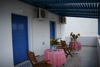 Zannes Hotel Perissa (Santorini)